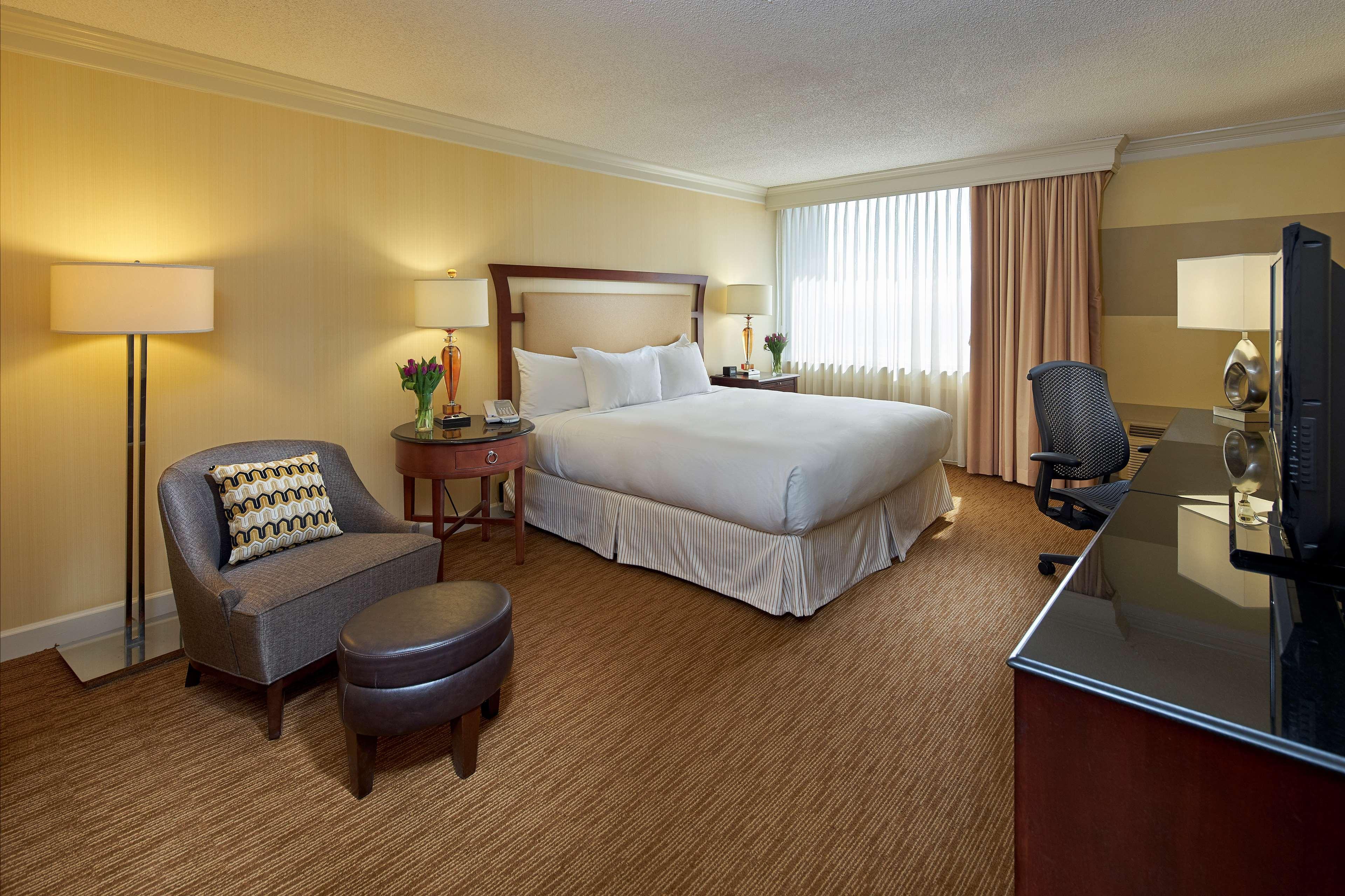 Hilton Raleigh North Hills Hotel Екстериор снимка