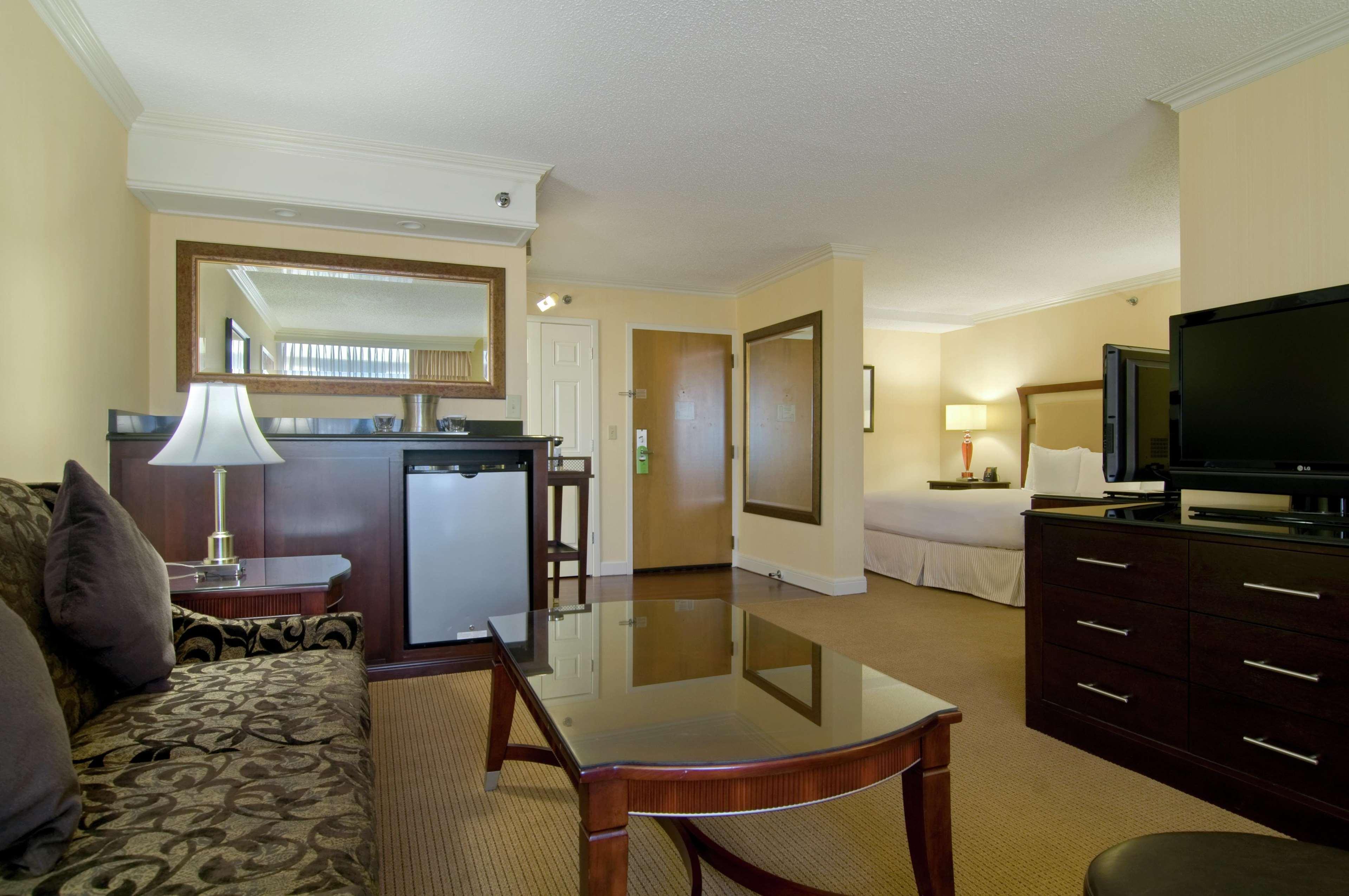 Hilton Raleigh North Hills Hotel Екстериор снимка