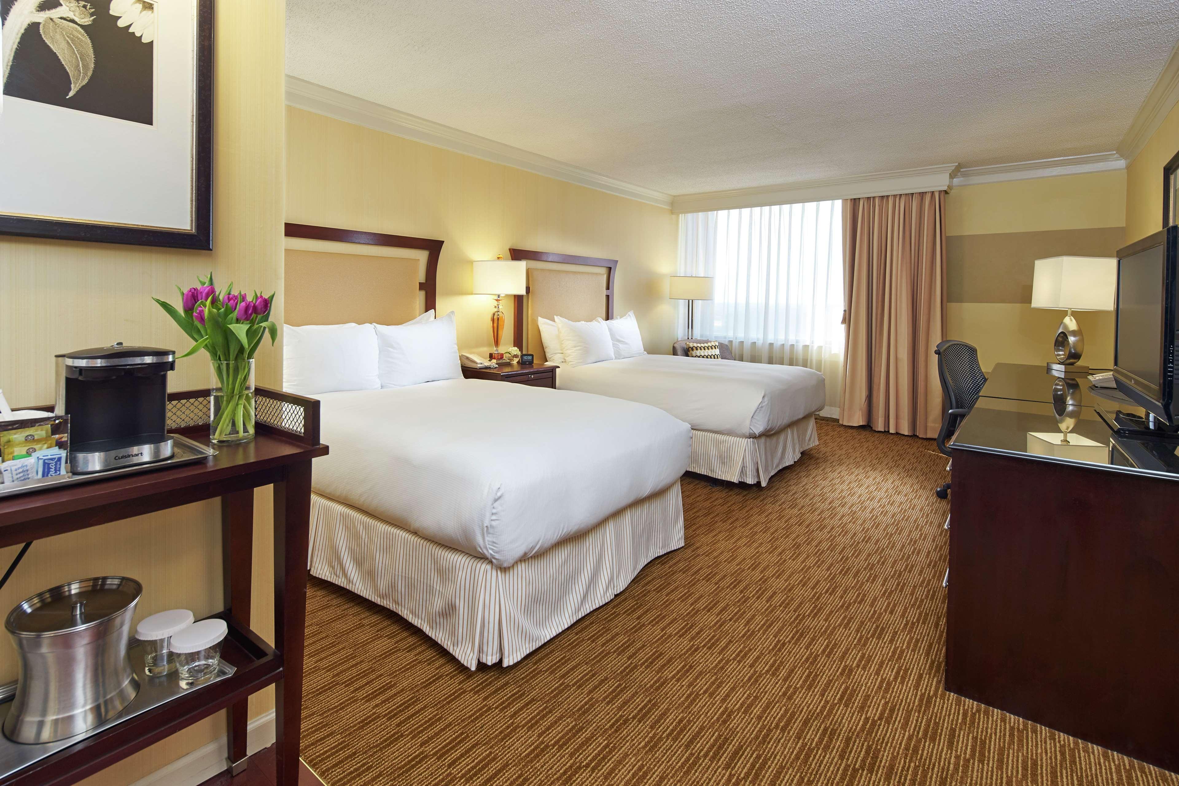 Hilton Raleigh North Hills Hotel Стая снимка