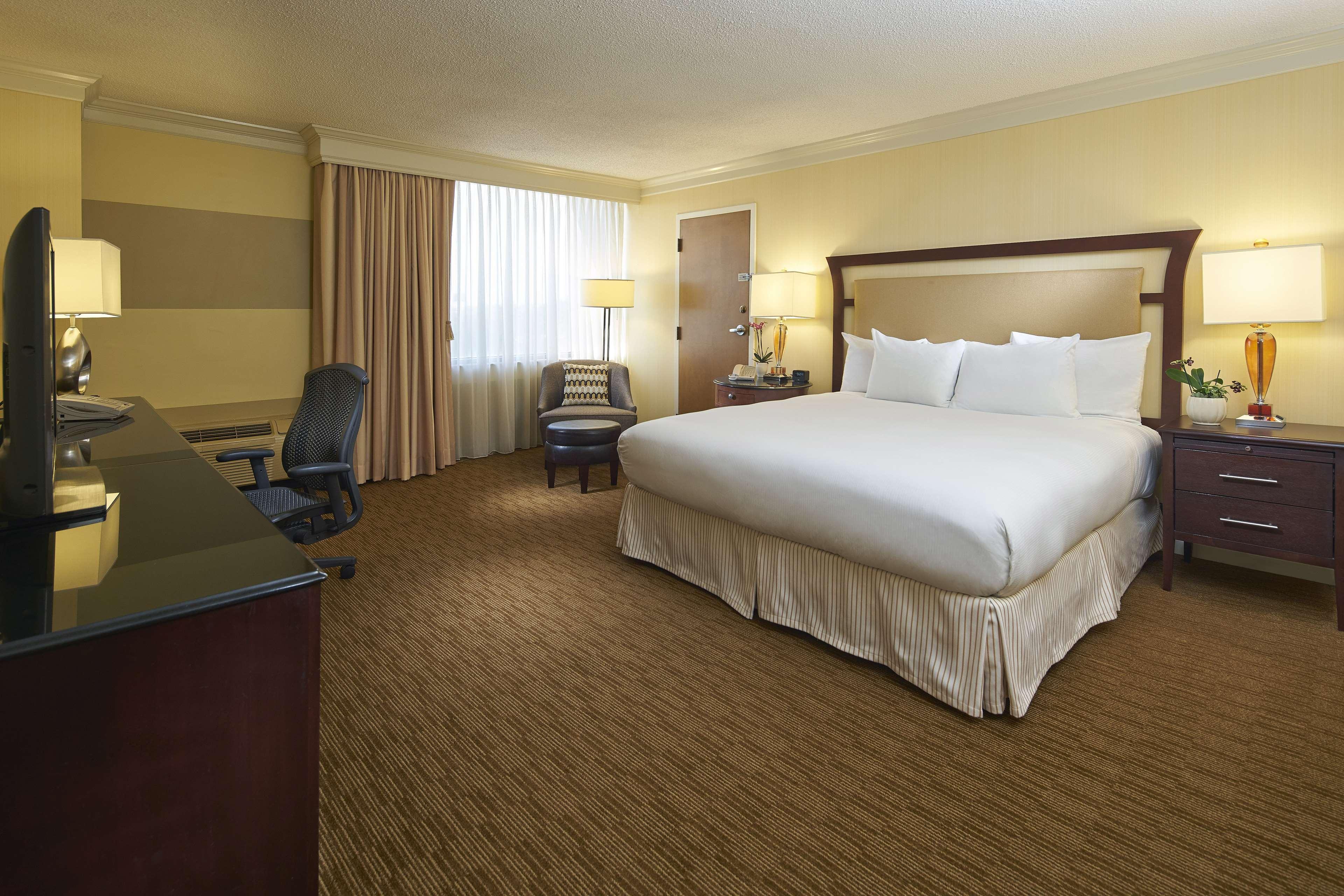 Hilton Raleigh North Hills Hotel Стая снимка