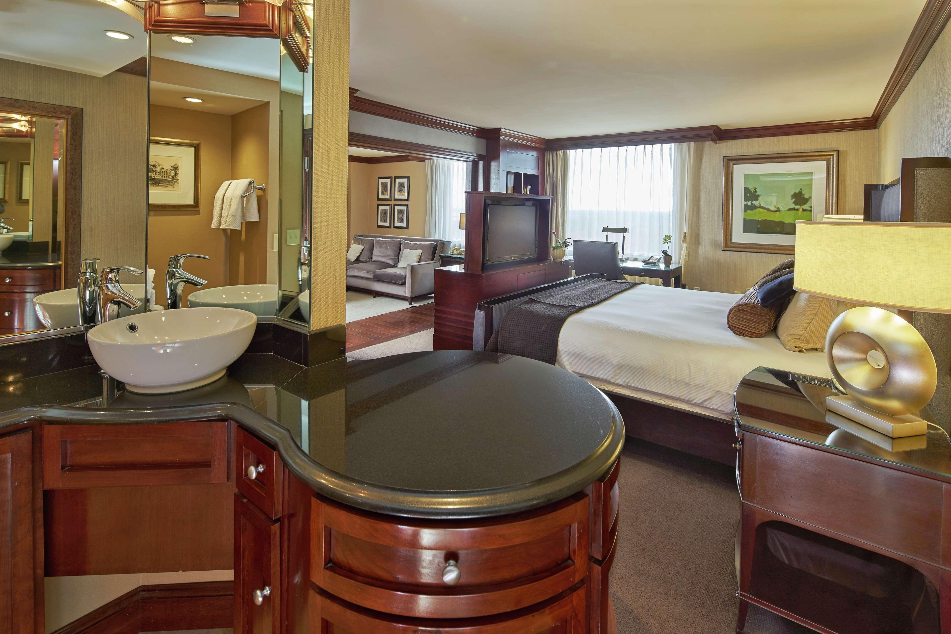 Hilton Raleigh North Hills Hotel Стая снимка