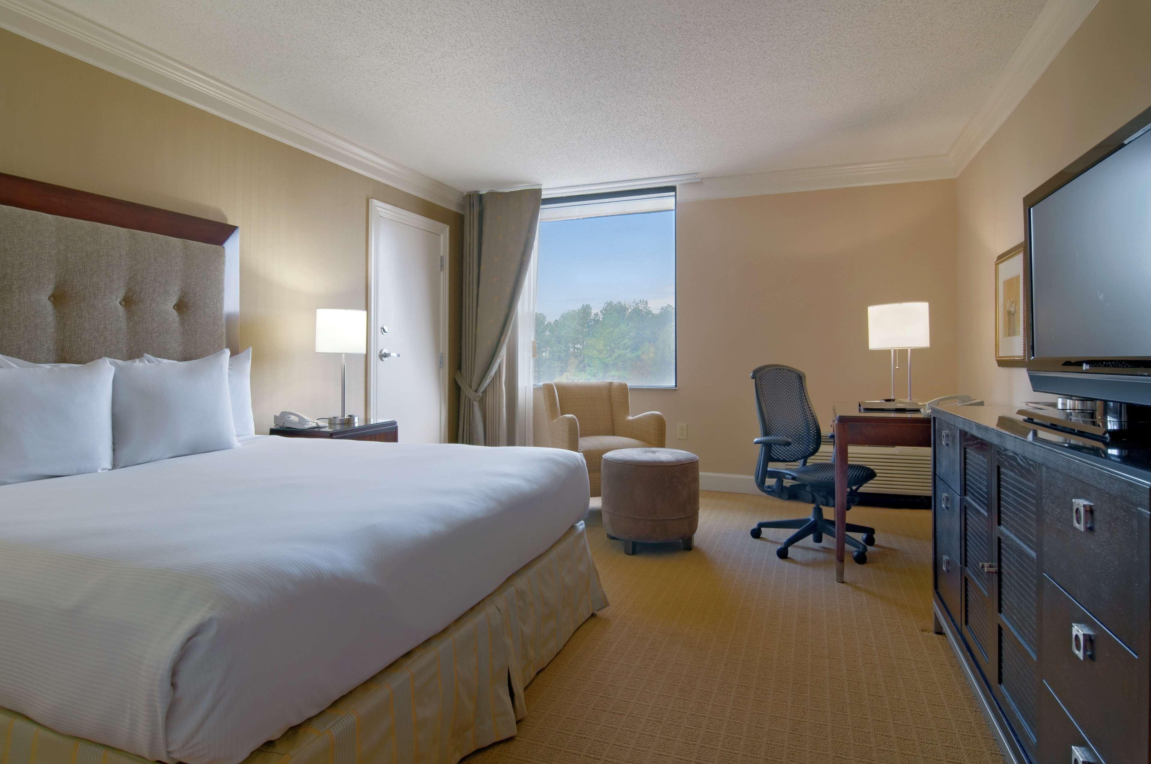 Hilton Raleigh North Hills Hotel Екстериор снимка